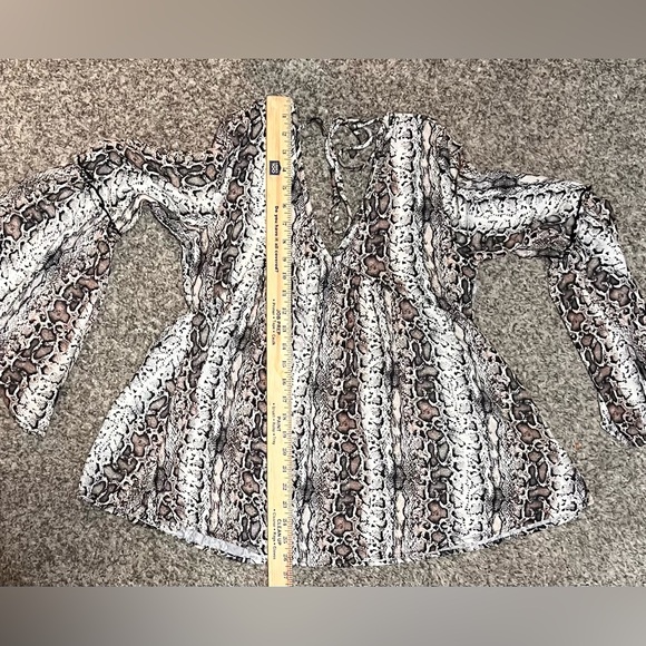 Peach Love Snake Print Babydoll Top Bell Sleeves Snake Print Blouse! Size S. - Picture 11 of 11